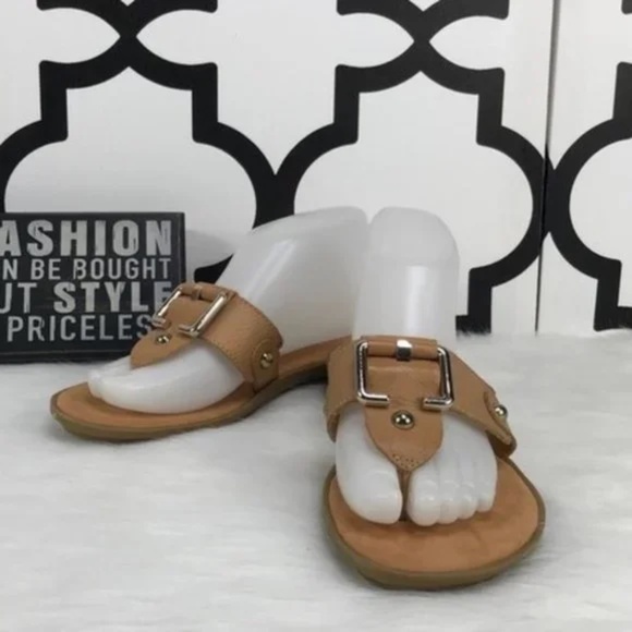 Nine West Snopea Buckle Toe Ring Thong Sandals Tan Size 8 - Picture 1 of 12